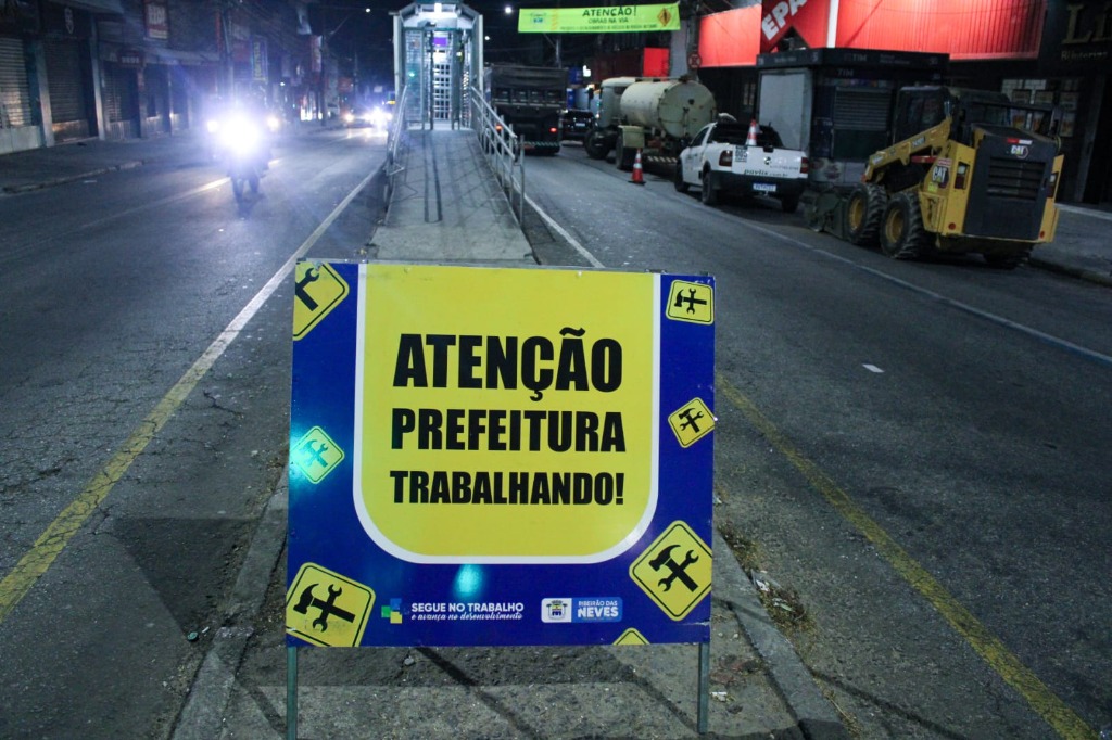 Sinalização de obras à noite na Avenida Denise Cristina da Rocha